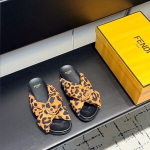 Fendi Feel Series Cross Flat Sandals